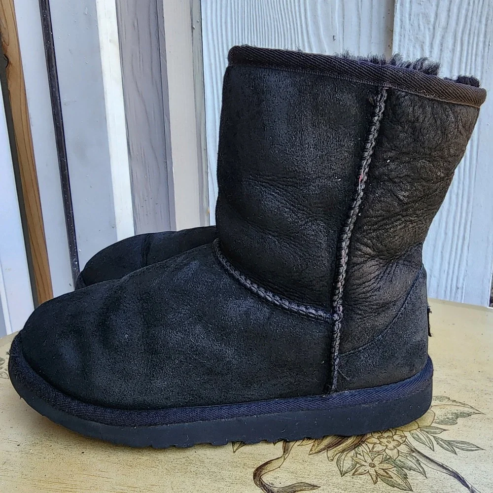 UGG Sz 4 Y2K Black Kids Suede Classic Short Boots Retro Early 2000s Scandinavian